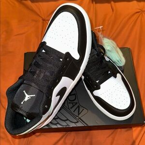 Jordan 1 Low SE Black and White w/ mint green
